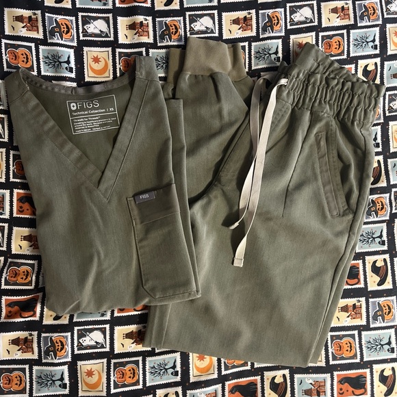 Figs Tops - Figs Scrub Set